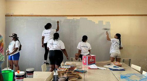 Fogo: Alunos da Boston Arts Academy realizam trabalho comunitário na escola de Tinteira
