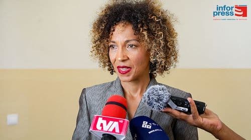 Primeira-dama entrega equipamentos do Tech Lab na escola do Agrupamento EBO da Ribeira da Barca
