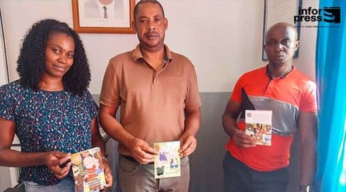 Santa Catarina: Agrupamento VI de Chã de Tanque recebe 50 livros do projecto “stória pa mininus na kriolu”
