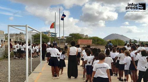 Ilha do Sal: Consulado Honorário de Portugal e Colégio Letrinhas comemoram 25 de Abril com hastear da bandeira portuguesa