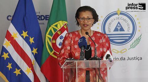 Governo avalia colocar telefone fixo nas celas do País – Joana Rosa