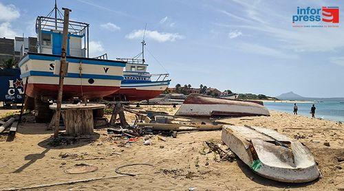 Boa Vista: Câmara municipal prossegue com retirada de embarcações em Sal Rei para requalificar orla marítima